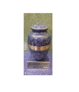 GRANDE URNE DE CRÉMATION GRAVÉE BLEUE NOUS POUR ADULTES FOURNITURES FUNÉRAIRES INDIENS BRASSWORLD DE HAUTE QUALITÉ - Product Image 1