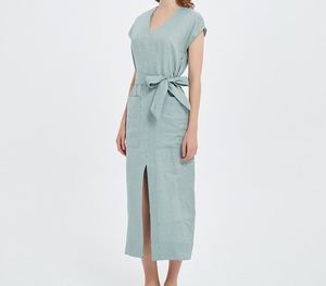 Robe longue en lin bleu clair à col en V et manches longues avec ceinture et fente avant, coupe ample, idéale pour l'été et les occasions formelles - Product Image 1
