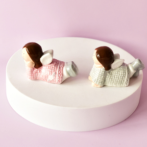 Petit ange en porcelaine rose et gris avec des ailes tenant un cœur et une étoile - Product Image 3