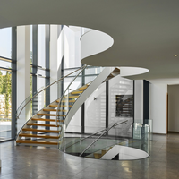 Center commercial escalier design avec bande de roulement en bois et garde-corps en verre