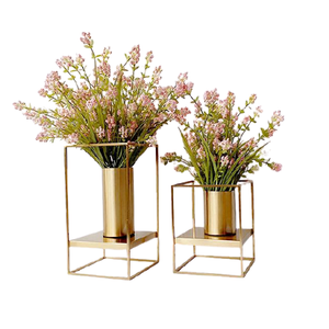 Ensemble de deux pots à plantes au design admirable, en métal doré, avec support, pour la décoration de jardin - Product Image 1