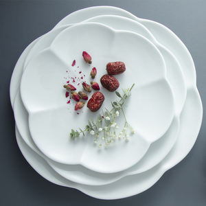 Cargador de porcelana blanca OEM en forma de flor de melocotón tendencia caliente con varios tamaños platos de fiesta de lujo al por mayor nuevo modelo - Product Image 5