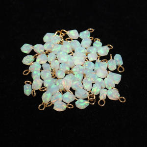 Colgante de ópalo etíope de 5-7mm, joyería minimalista, chapado en oro, 24k, personalizado - Product Image 1