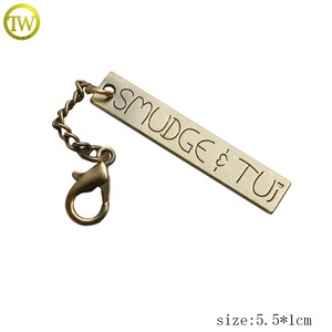Étiquettes métalliques dorées de luxe avec logo et chaîne <span class=keywords><strong>pour</strong></span> sacs <span class=keywords><strong>à</strong></span> <span class=keywords><strong>main</strong></span> - Product Image 2