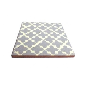 Dessous de verre moderne en résine de couleur grise et blanche disponible dans d'autres modèles et couleurs Vaisselle Décoration intérieure - Product Image 1