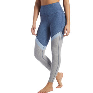 Leggings de sport et de yoga tendance à haute compression pour femmes avec logo à la taille pour tonifier et soutenir - Product Image 4