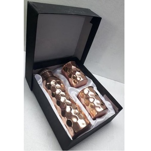 Grande bouteille en cuivre au design martelé avec lunettes pour la décoration intérieure et les cadeaux Ensemble de bouteilles d'eau en cuivre poli brillant avec gobelets - Product Image 6