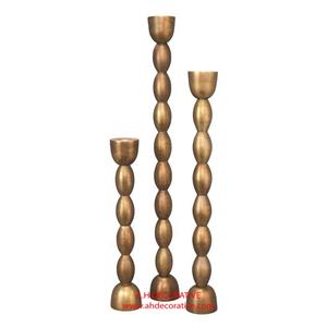 Ensemble de 3 bougeoirs faits à la main en métal antique plaqué or, nouveau design, support de pilier pour Noël en vente - Product Image 2