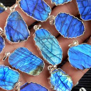 Colgante de labradorita con forma de Buda, collar de labradorita azul, piedra de labradorita - Product Image 2