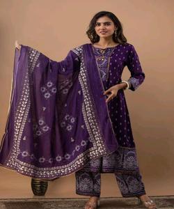 Rich Look Designer Seasonable Collection Net Silk Grey Color Ocasión especial Fancy Indian Women Wear Precio mayorista en Surat Ethnic - Product Image 2