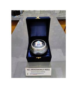 Pintura a mano de pata de mascota en cabaña, odyssey de aluminio, urna de cremación de mascotas, suministros funerarios, Brassworld, India - Product Image 1