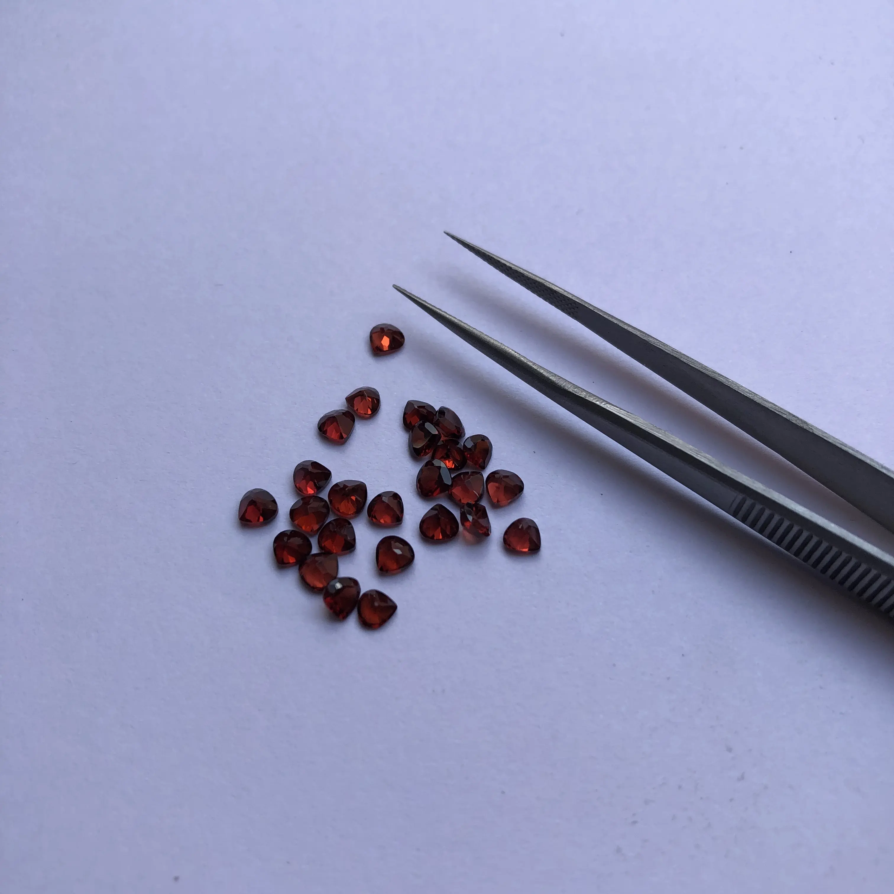 Granato rosso naturale con cuore sfaccettato calibrato pietre preziose all'ingrosso per la creazione di gioielli acquista direttamente dal fornitore Online