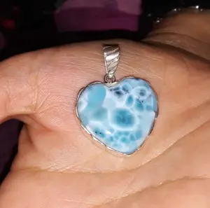 Gut aussehende Larimar Herzform Edelstein Anhänger 925 Sterling Silber Lünette Einstellung Smooth Charm Anhänger für Liebes schmuck