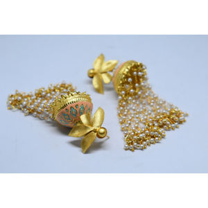 Aretes largos tipo jhumka con diseño de flor en latón con acabado dorado mate estilo meenakari tradicional 2025 para niñas y mujeres - Product Image 2