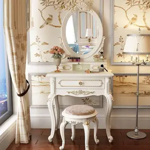 优雅的经典风格梳妆台，用于卧室家具