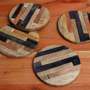 Ensemble de 4 sous-verres en bois naturel irréguliers, tapis de protection, emballés en vrac, écologiques, minimalistes, pour la cuisine, la table à manger, fabriqués en Inde - Product Image 4