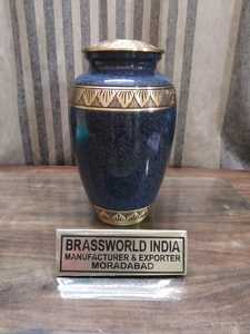 Urna de cremación de latón negro grabada en oro clásico Suministros funerarios para adultos de estilo americano de Brassworld India - Product Image 4