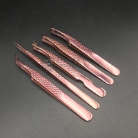 Pinzas para Extensión de Pestañas de Acero Inoxidable Japonés Sólido con Plasma de Oro Rosa, Probadas a Mano, con Agarre de Diamante y Punta de Fibra