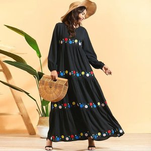 เดรสยาวชายหาดสไตล์โบฮีเมียนสำหรับฤดูใบไม้ร่วง ขายส่ง ปักลายดอกไม้สีดำ คอวี ผ้าทอ ระบายอากาศได้ดี เป็นมิตรกับสิ่งแวดล้อม ซักได้ แขนยาว - Product Image 1