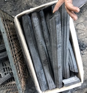 Briquettes de sciure du Vietnam fabriquées à la machine de haute qualité directement du Vietnam pour charbon de bois BBQ - Product Image 6