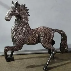 Латунная статуя лошади