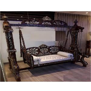 Columpio de Madera de Teca Pulida Marrón Artesanal, Estilo Moderno, Tamaño Personalizado para Decoración de Interiores del Hogar - Product Image 1