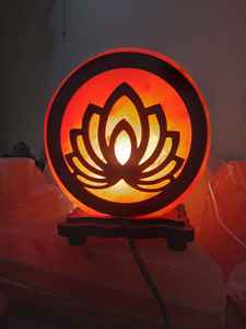 Venta al por mayor de lámparas de sal rosa del Himalaya talladas en 3D en estilo amor artesanías naturales - Product Image 3