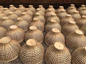 Lámpara de Bambú con Pantalla de Ratán Natural Única, Ideal para un Estilo Rústico Industrial - Product Image 4