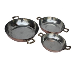 Poêle à frire en cuivre et métal poli avec doublure de machine à écrire, 60 w, avec poignée en laiton - Product Image 1