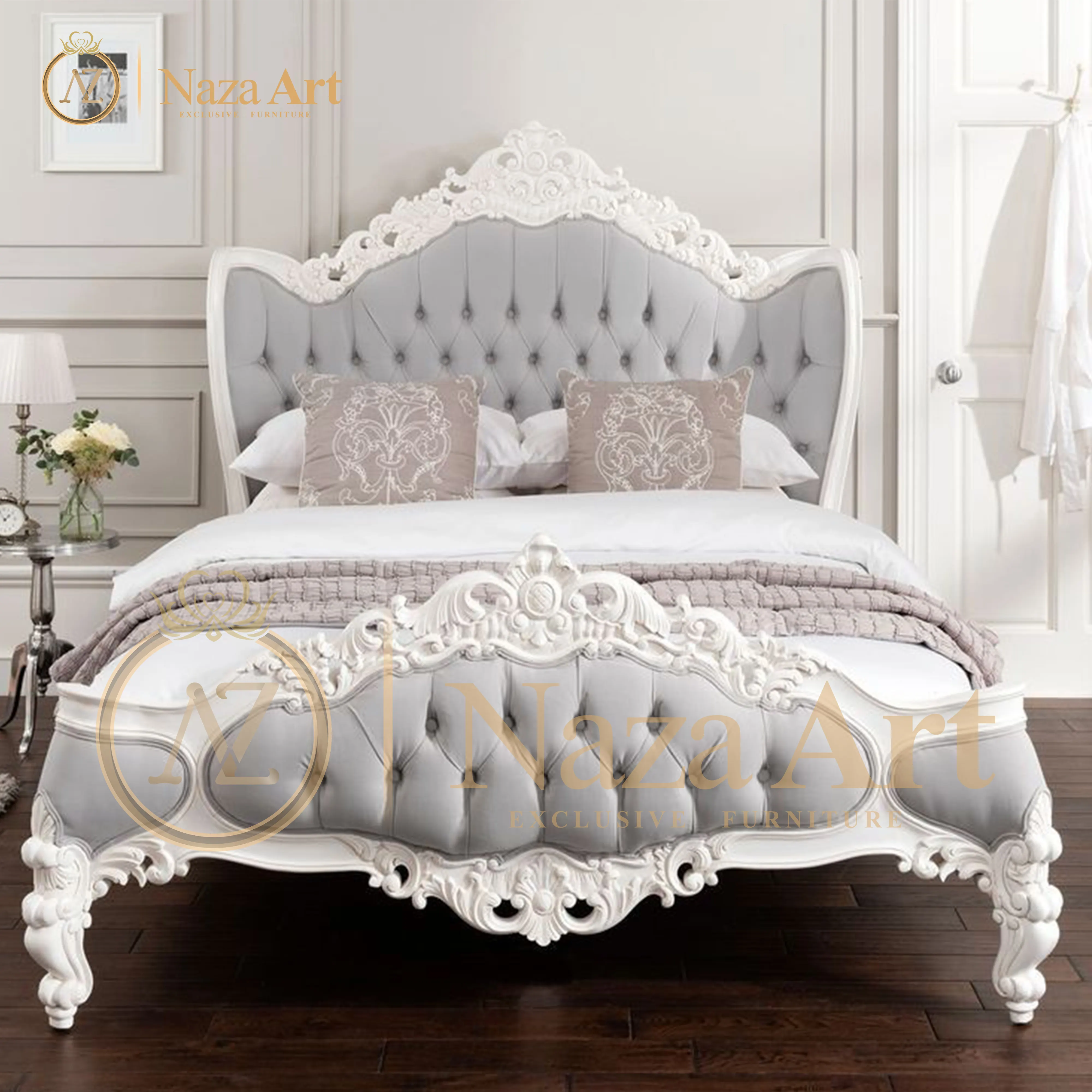 木製家具を彫ることから作られた古典的な白い寝室の家具のベッド
