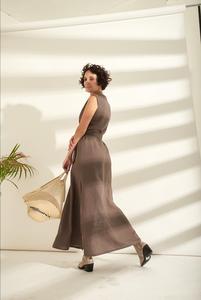 Robe longue marron en lin 100 % tendance 2026 pour femme, col en V, sans manches, nouvelle collection chic avec boutons décoratifs - Product Image 3