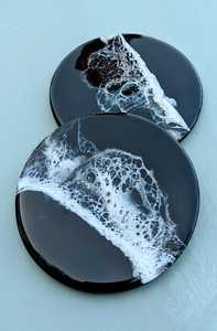 Lot de 2 dessous de verre en résine faite à la main, décor de couleur noir et blanc, idéal pour la plage, cadeau d'anniversaire, pendaison de crémaillère - Product Image 4