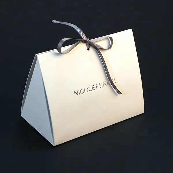 사용자 정의 새로운 디자인 마그네틱 삼각형 모양 리본 나비 넥타이 화이트 공예 선물 상자 종이 가방 자신의 로고