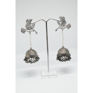 Pendientes de aro con diseño de pájaro, estilo indio, última moda, imitación de plata, latón, tipo ghungro jhumka, para mujeres y niñas. - Product Image 1