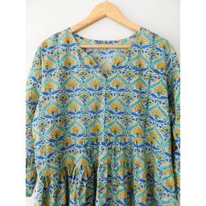 Tuniques longues d'été décontractées pour femmes, en pur coton naturel, imprimées à la main avec motifs floraux doubles, style indien moderne et artisanal - Product Image 3