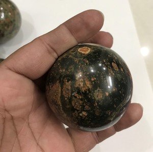 Piedra curativa de cristal de alta calidad natural al por mayor, esferas de riolita, piedras preciosas minerales verdes en forma redonda para collares - Product Image 4