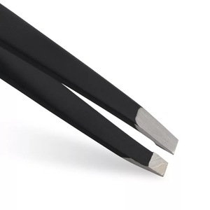 Pinzas para cejas con punta inclinada negra de alta calidad y alta demanda, agarre antideslizante con logotipo personalizado, último estilo a un precio inmejorable - Product Image 5