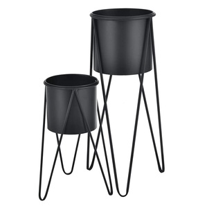 Macetas negras de estilo único para decoración de jardín con soporte único, macetas tipo barril para decoración interior y exterior disponibles. - Product Image 2