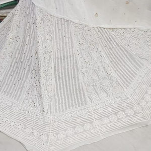 Diseñador Lehenga Choli Dupatta Set con detallado Allover Chikankari y Heavy Gota Patti Trabajo para fiestas Bodas y eventos - Product Image 1