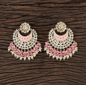 Pendiente de Meenakari de aspecto rico hecho a mano, Indo occidental, chapado en oro, 104735 de joyas Kanhai, al mejor precio - Product Image 4