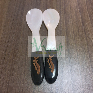 Belle cuillère en nacre, mélange de cuillère à caviar Corne noire 10cm-Logo poisson doré sur la poignée Fait à la main Vietnam - Product Image 1