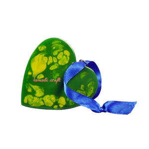 Adornos de Navidad de resina acrílica de cristal hechos a mano, adornos verdes en forma de corazón para Navidad - Product Image 1