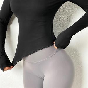 Camiseta deportiva de manga larga para mujer, ropa sexy con cuello de pico y encajes en la espalda, personalizada, para yoga y deportes - Product Image 4
