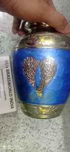 Urne funéraire en laiton bleu de Brassworld India's Fournitures funéraires pour adultes de style américain avec motif gravé en argent - Product Image 2