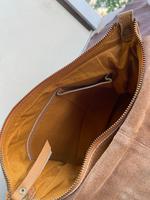 Sacs en cuir sur mesure de style bandoulière avec franges en cuir et pierres précieuses, idéal pour les magasins d'accessoires de mode