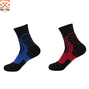 Venta al por mayor unisex personalizado ciclismo Deporte Calcetines moda equipo antideslizante característica tejida técnica OEM fútbol calcetín hombres mujeres logotipo - Product Image 3