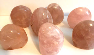 Piedras curativas pulidas de forma libre de cuarzo rosa de alta calidad al por mayor para decoración de amor iluminación espiritual bienestar - Product Image 2