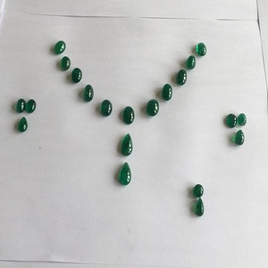 Émeraude naturelle d'origine zambienne Cabochon coupé de très bonne qualité avec un superbe lustre et une belle couleur verte utilisée dans la fabrication de bijoux - Product Image 2