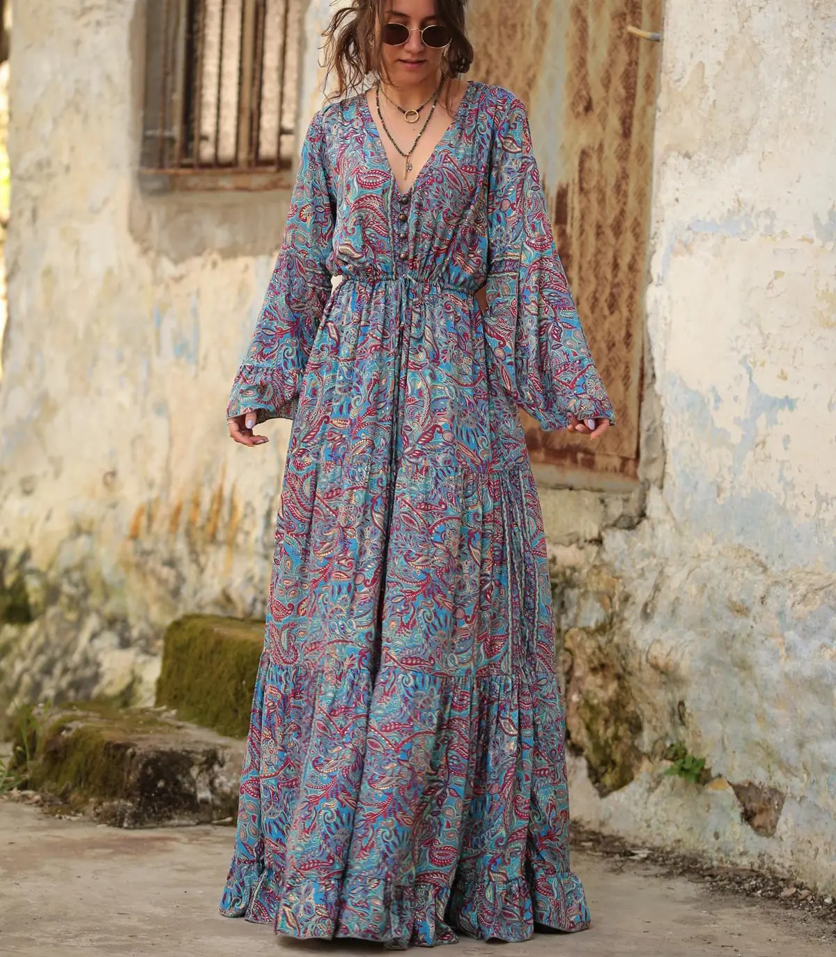 ผู้หญิงโบฮีเมียนสวมชุดลำลองผ้าไหมอินเดียยาว