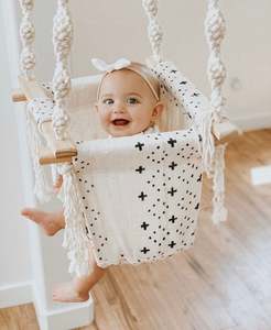 Balançoire pour enfants en macramé, balançoire moderne en macramé, balançoire en bois - Product Image 1